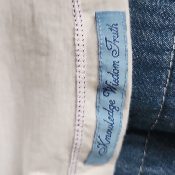 Robert Graham white v-neck tee with blue trim, size large - Picture 5 of 6